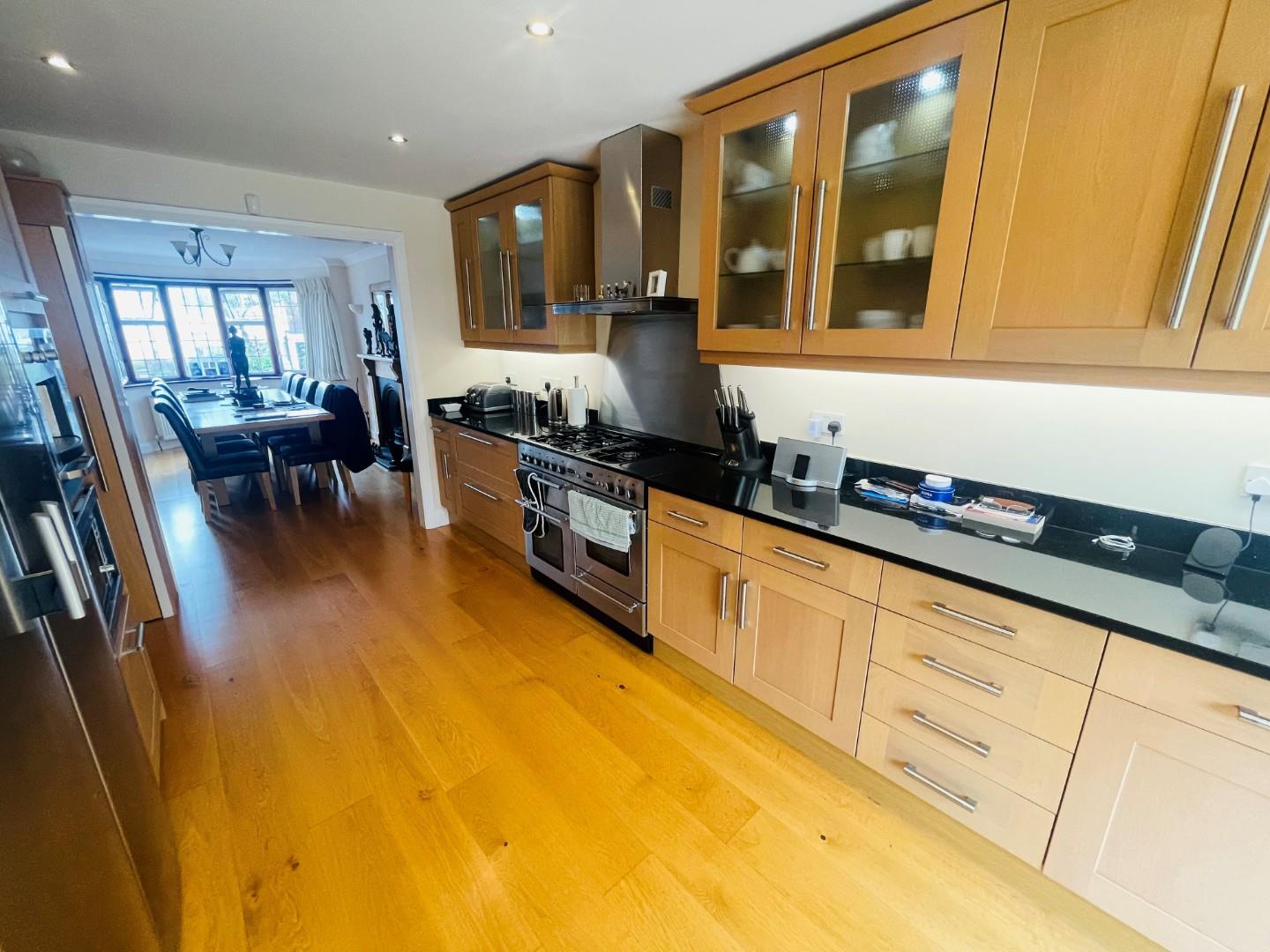 5 bed property in Tretawn Gardens, Mill Hill